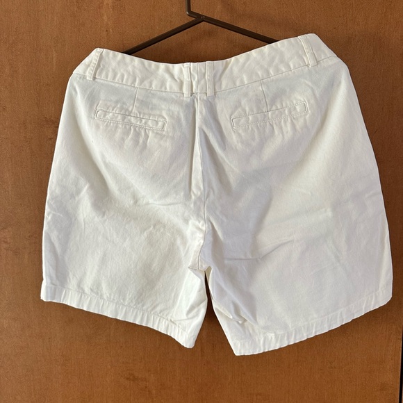 Land and Sea white shorts. Women’s 6. - Picture 4 of 6
